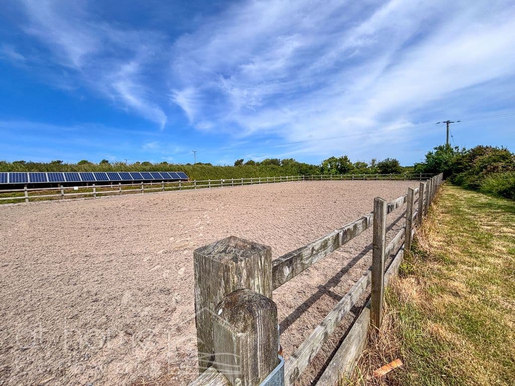 Treamble, Rose, Nr Perranporth - Stables, Annexe, Planning, Menage Coastal TR4 - Image 4