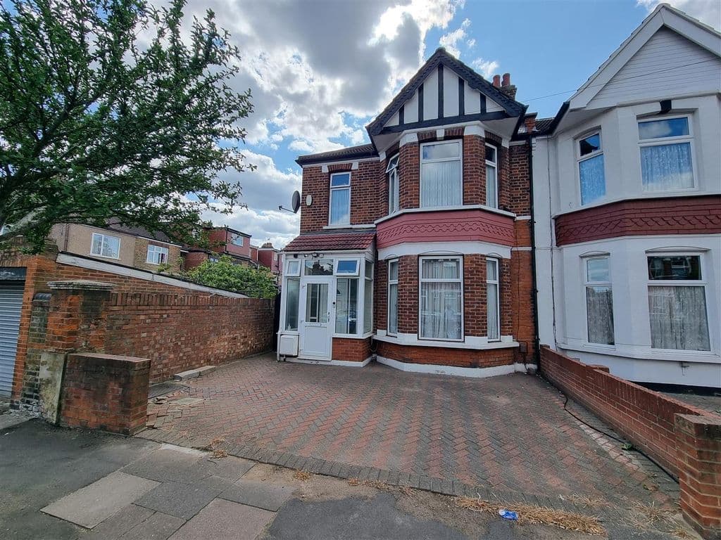 View property at Leamington Gardens, Ilford IG3