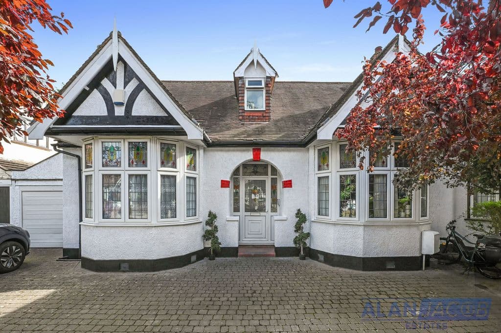 View property at Westrow Gardens, Ilford IG3