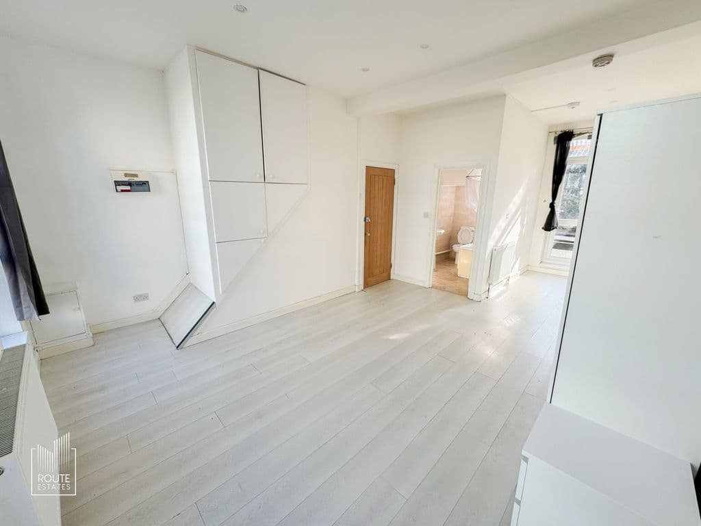 Seven Sisters Road, London N7 - Image 2