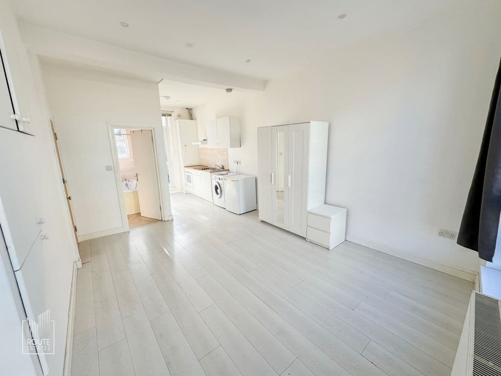 Seven Sisters Road, London N7 - Image 3