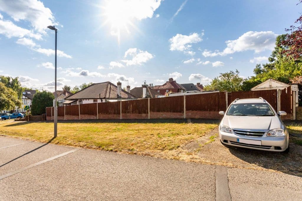 View property at Elmbridge Avenue, Berrylands, Surbiton KT5