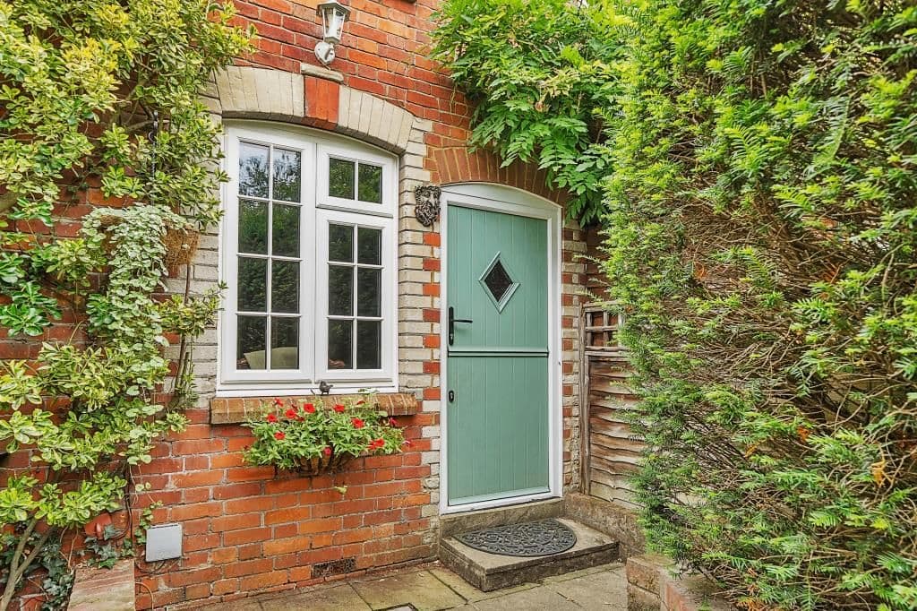 Warren Row, Berkshire RG10 - Image 1
