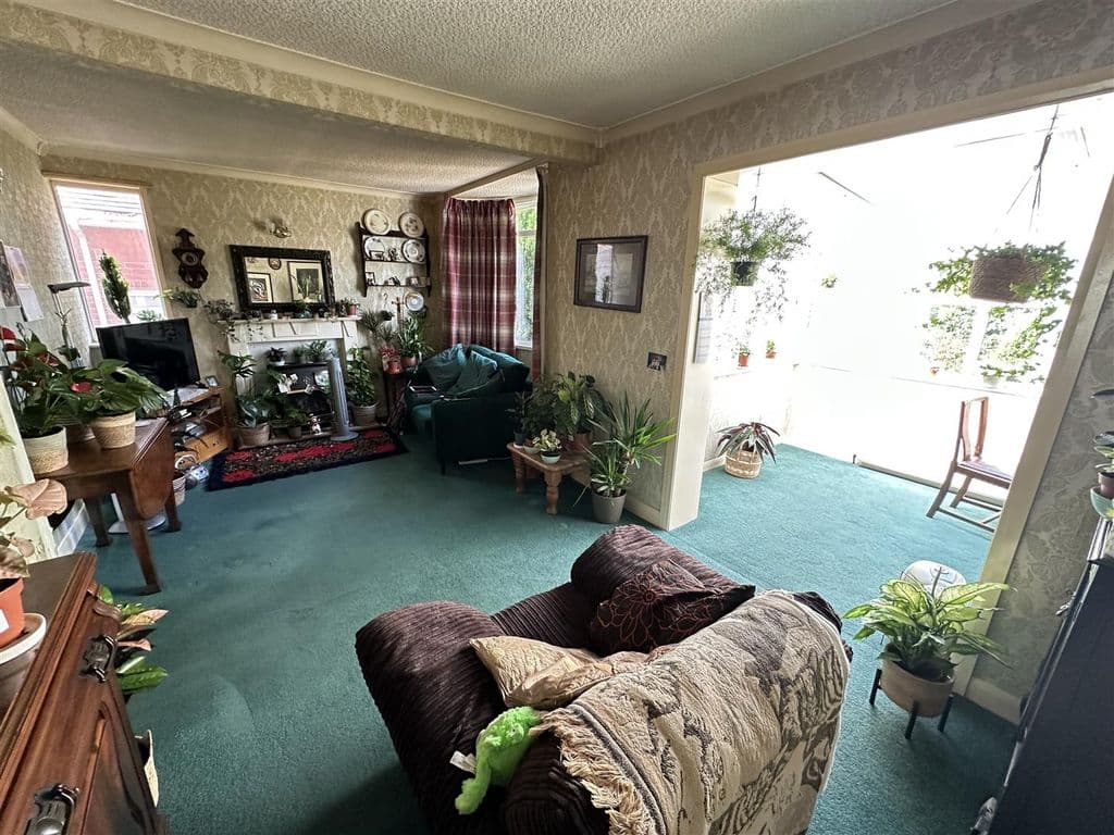Hillcrest Avenue, Scarborough YO12 - Image 2