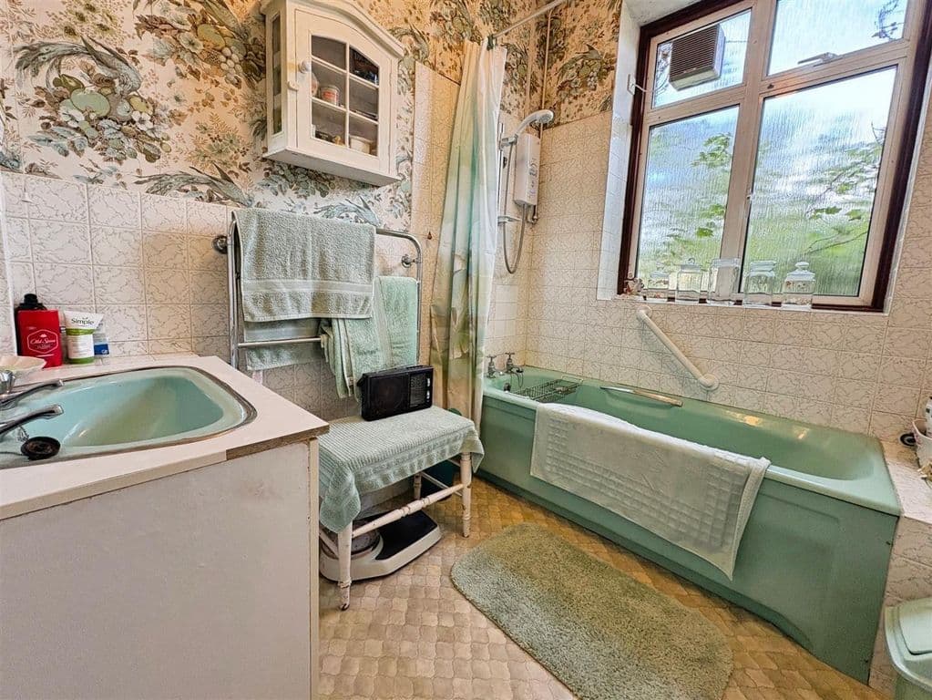 Bungalow Set On Generous Plot, Mullion TR12 - Image 10