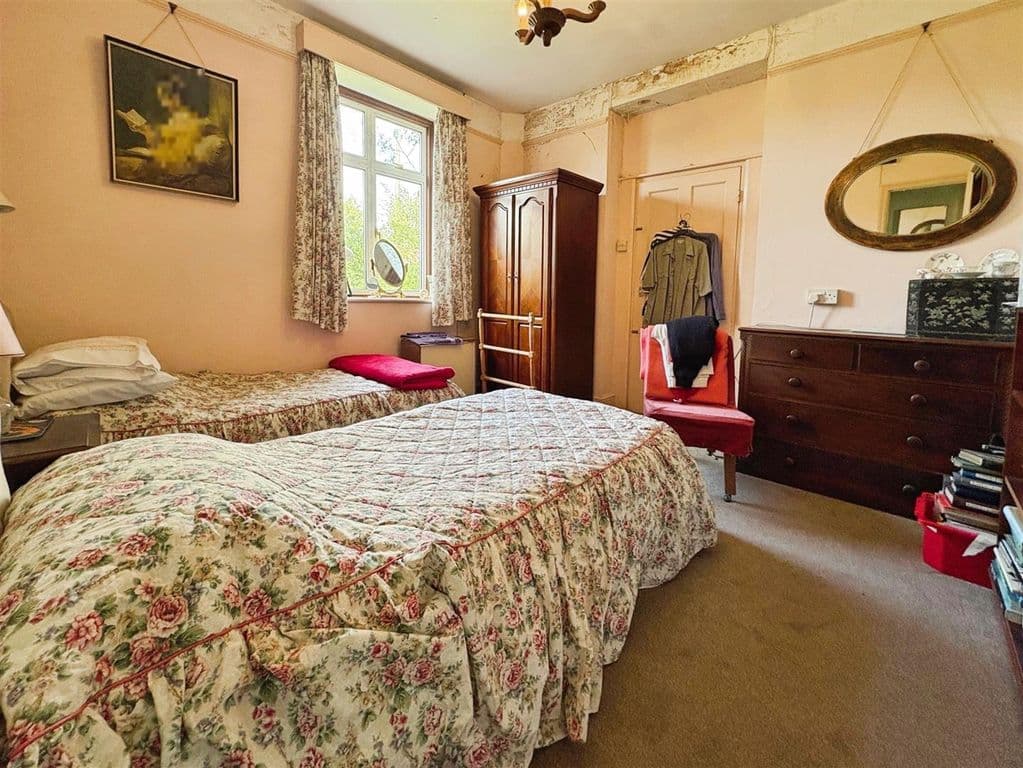 Bungalow Set On Generous Plot, Mullion TR12 - Image 9