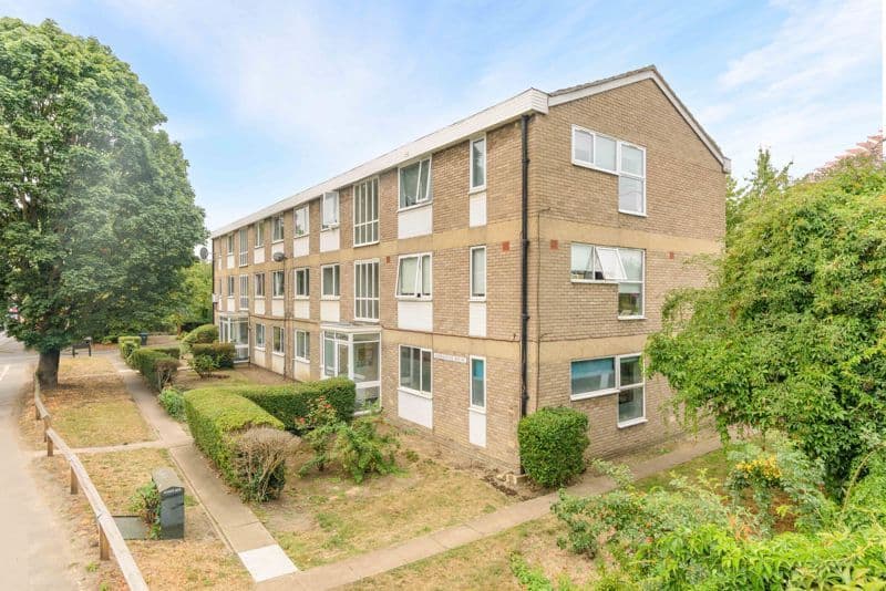View property at Langton Close, Addlestone KT15