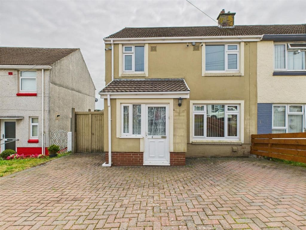 69 Observatory Avenue, Milford Haven SA73 - Image 1