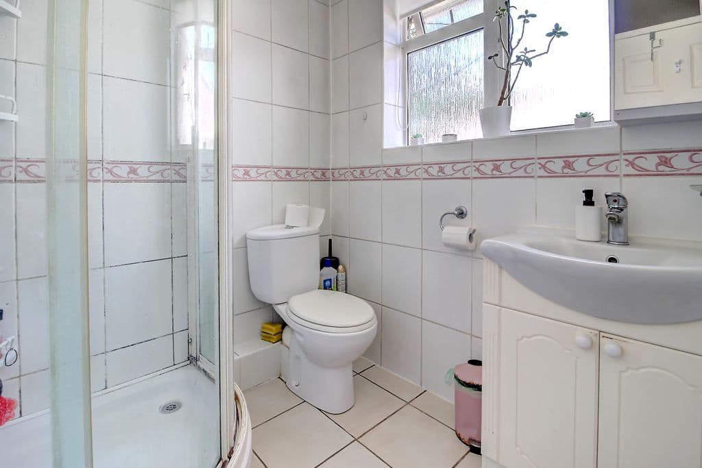 Flaxman Close, Reading RG6 - Image 3