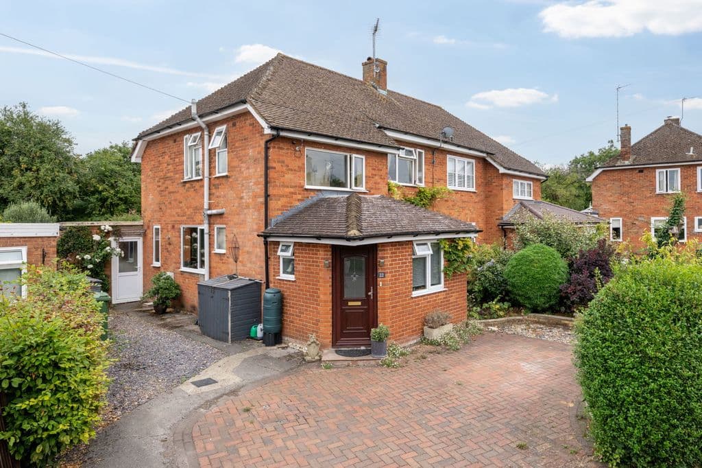 Meadow Close, Tring, Hertfordshire HP23 - Image 1