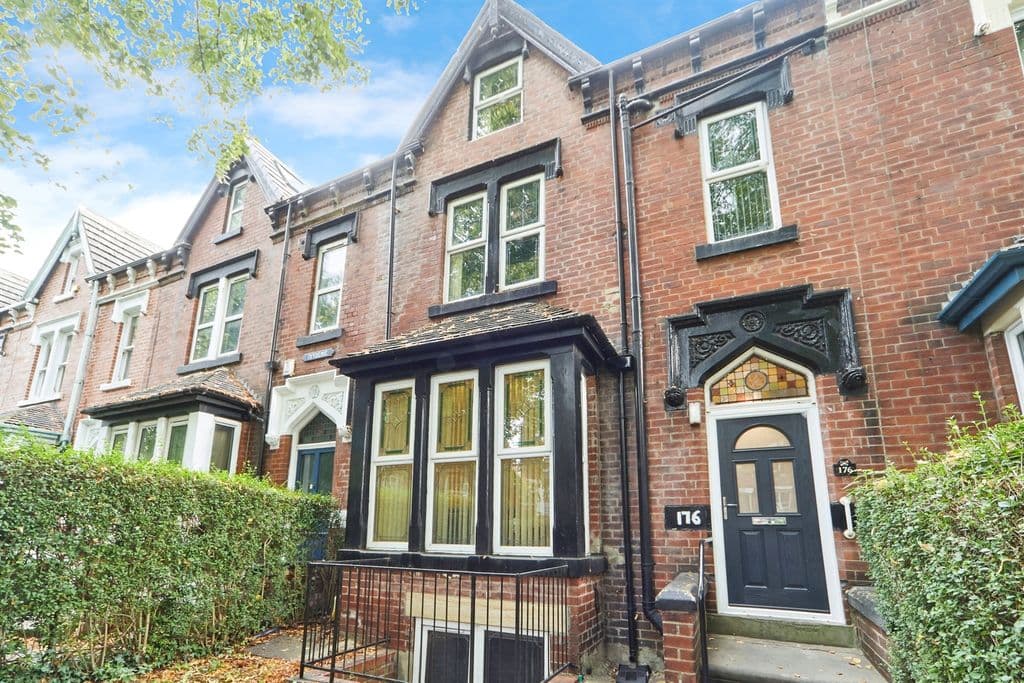 View property at Harehills Avenue, Leeds LS8