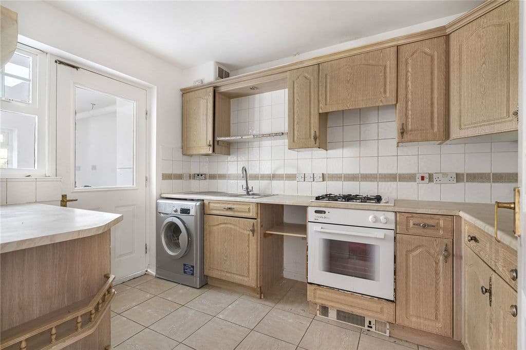 Avondale Gardens, Hounslow TW4 - Image 3