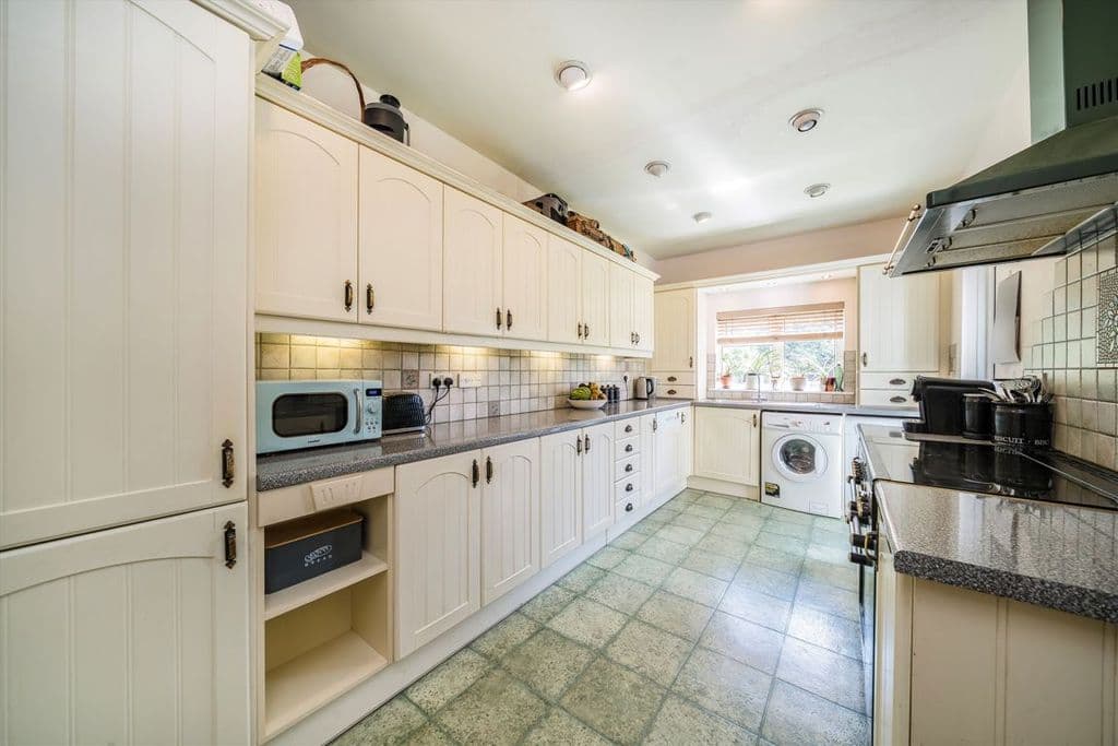 Gorringe Park Avenue, Tooting CR4 - Image 3