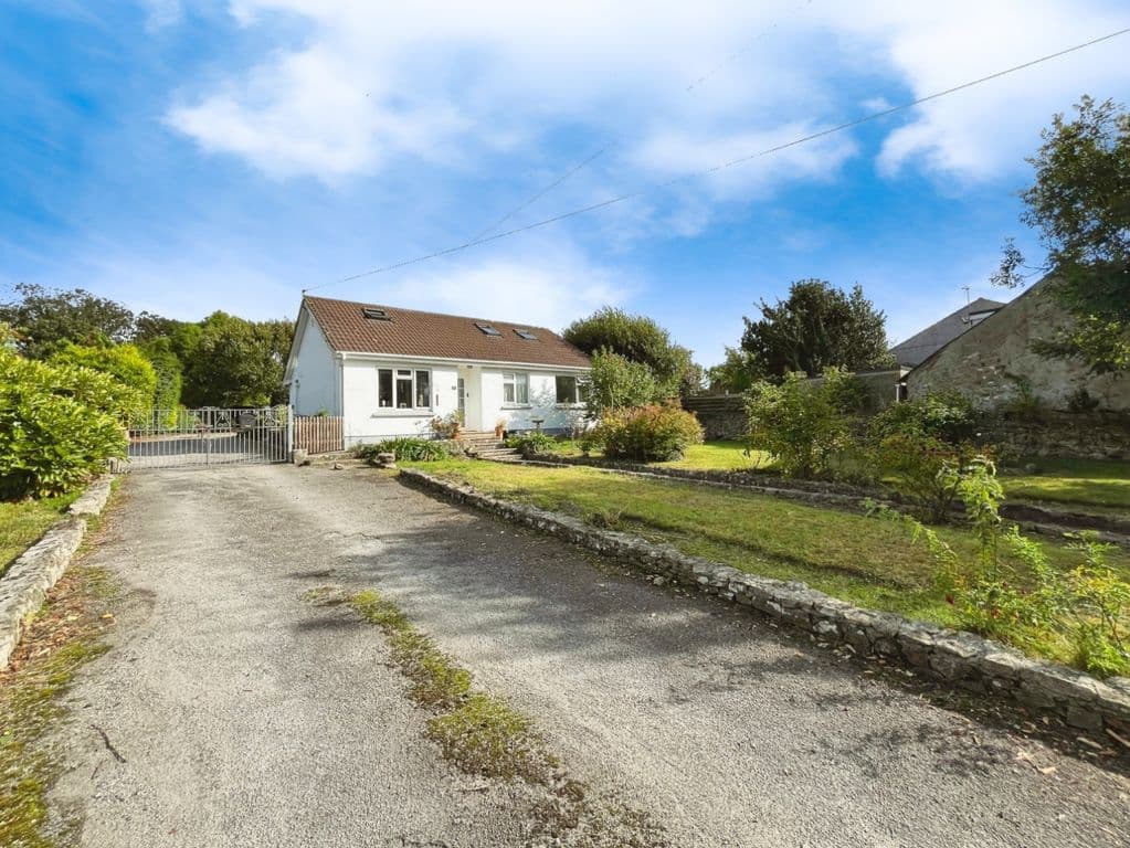 Detached Bungalow With Large Garden, Reawla TR27 - Image 1