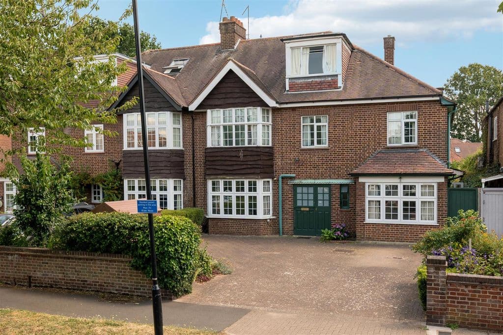View property at Devonshire Gardens, London W4