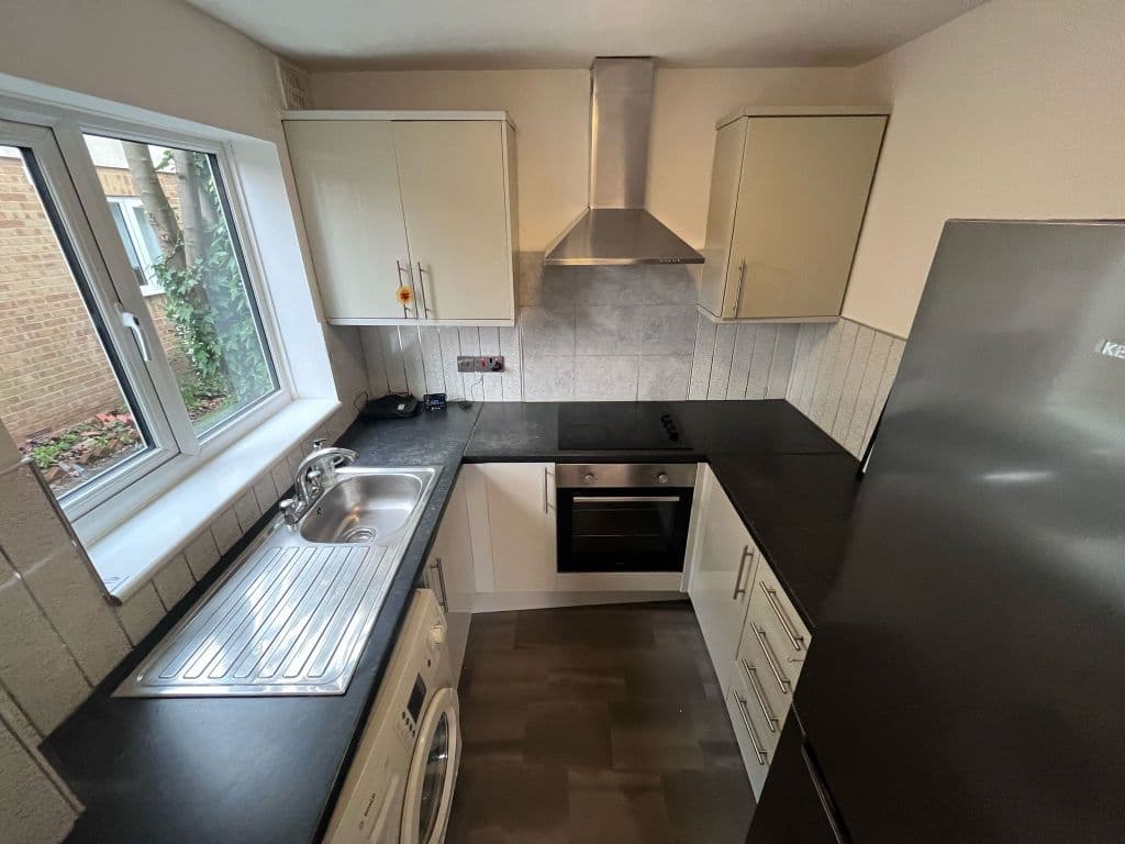 Holden Close, Dagenham RM8 - Image 2