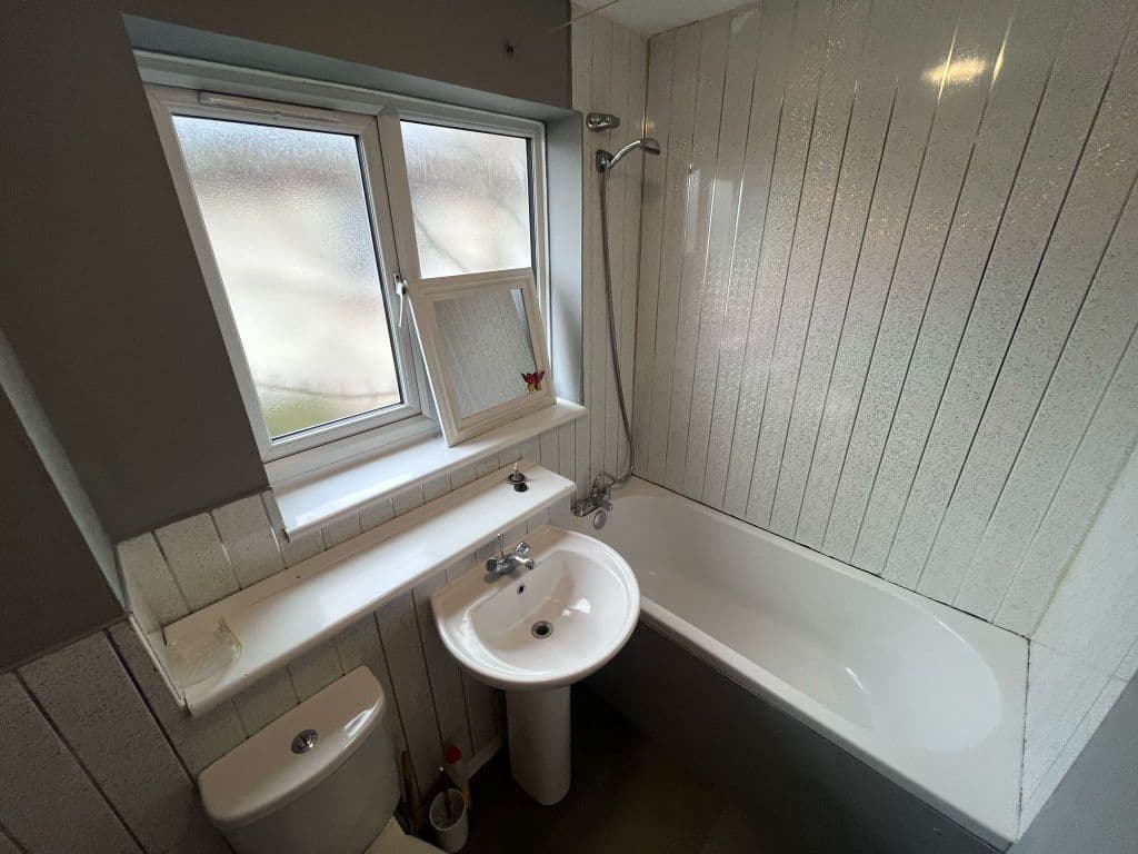 Holden Close, Dagenham RM8 - Image 6