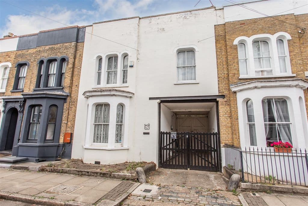 Clinton Road, Mile End E3 - Image 1