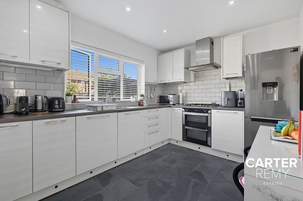St Michaels Road, Grays RM16 - Image 2