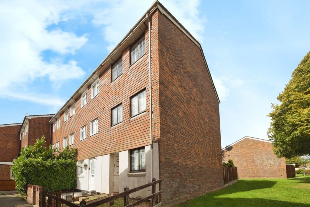 View property at Hitchin Close, Romford, Essex RM3