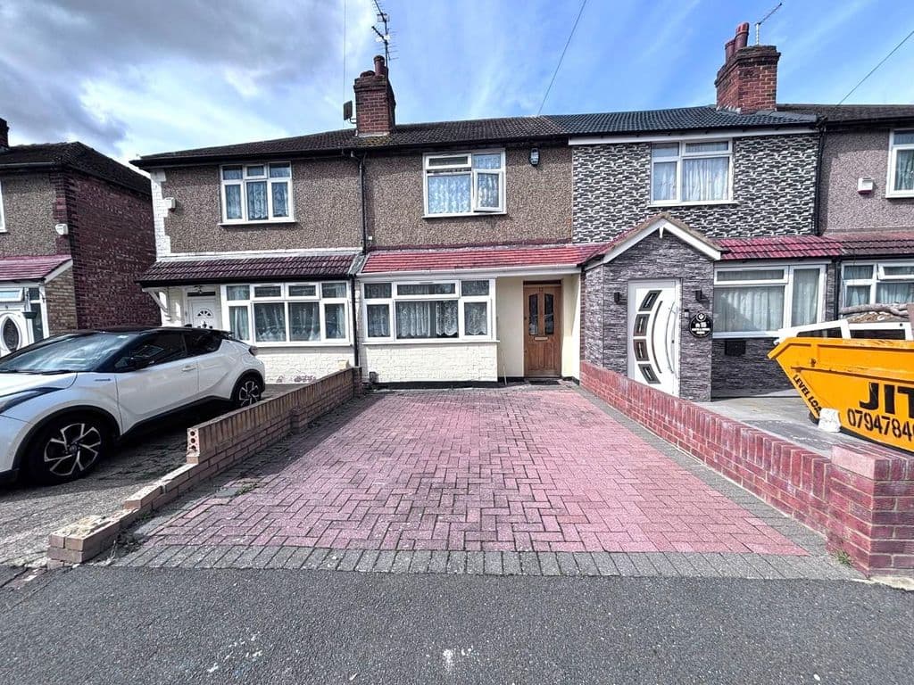 Warwick Crescent, Hayes UB4 - Image 1