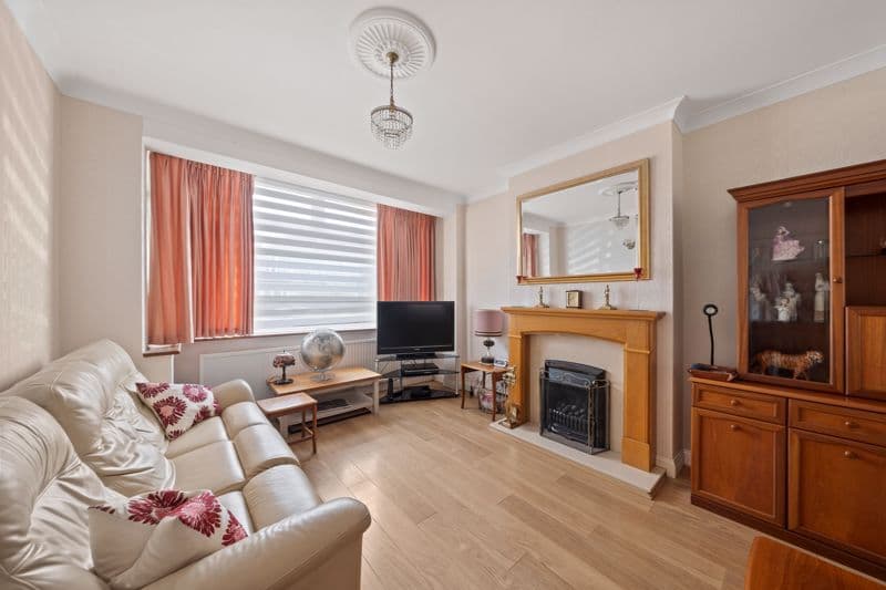 Ardrossan Gardens, Worcester Park KT4 - Image 2