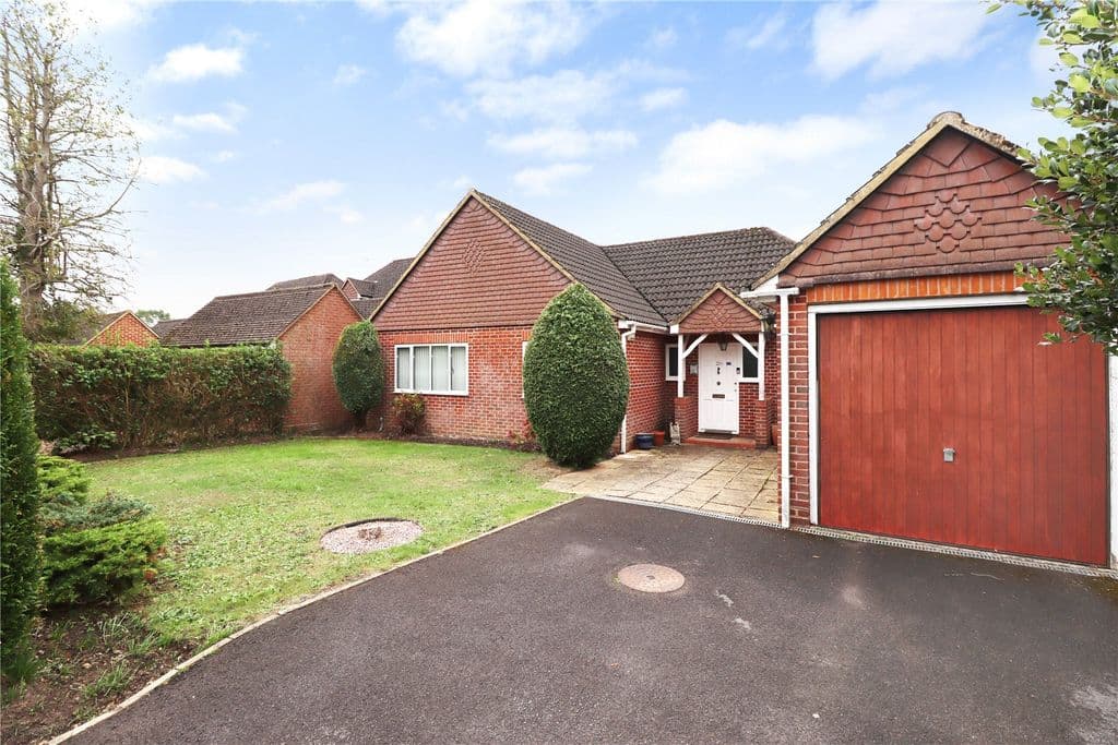 View property at Ottershaw, Chertsey, Surrey KT16