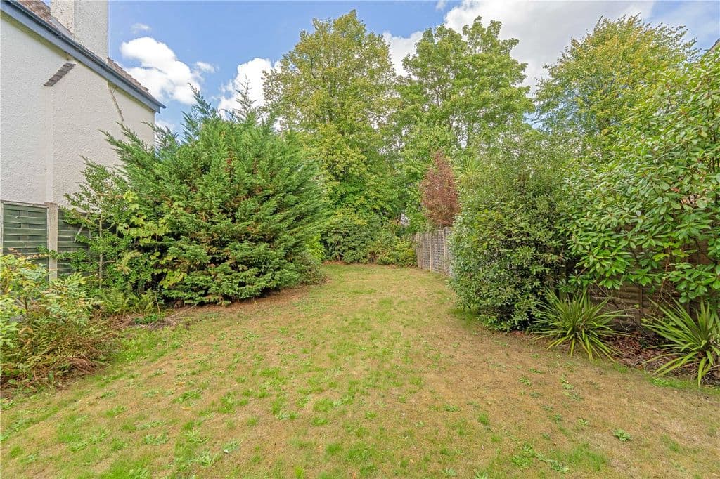 Bramwell Close, Lower Sunbury TW16 - Image 2
