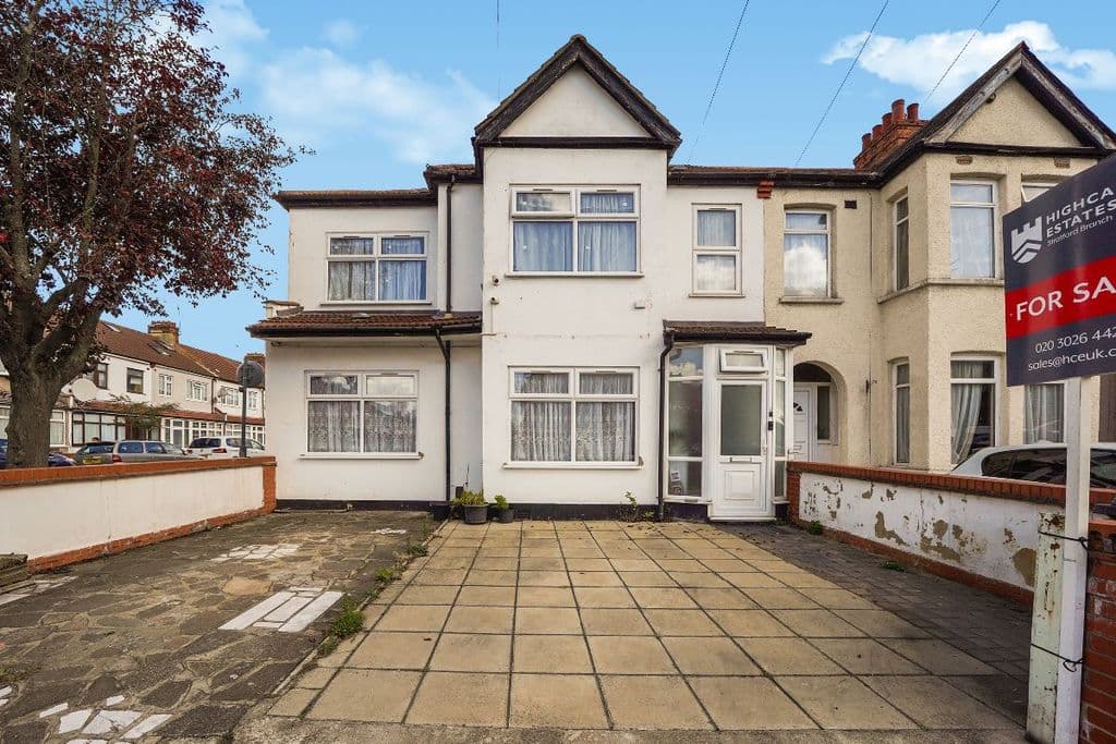 View property at Gordon Road, Ilford IG1