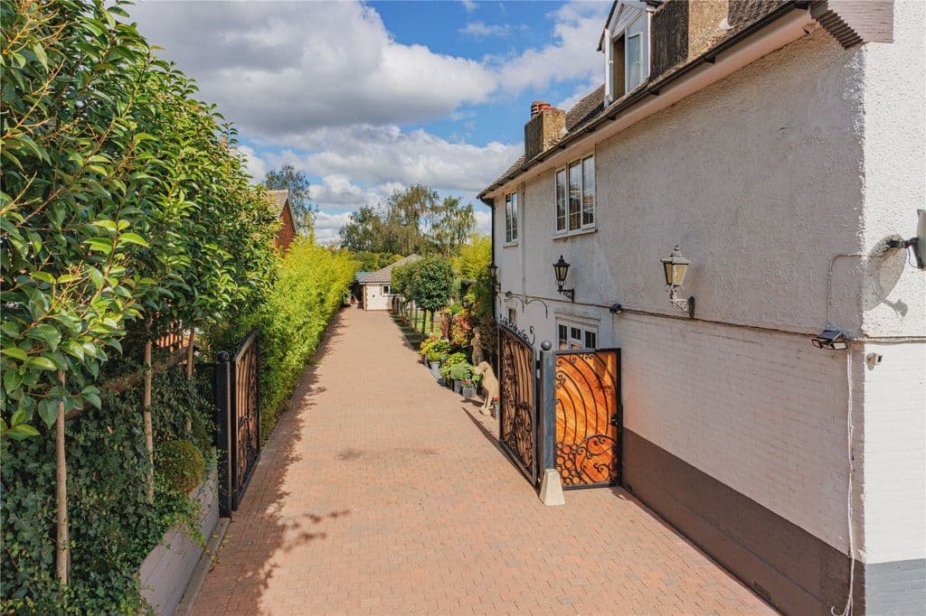 Bucknalls Lane, Watford, Hertfordshire WD25 - Image 2