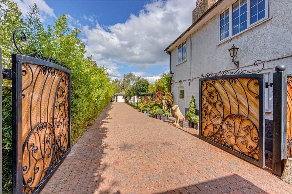 Bucknalls Lane, Watford, Hertfordshire WD25 - Image 3