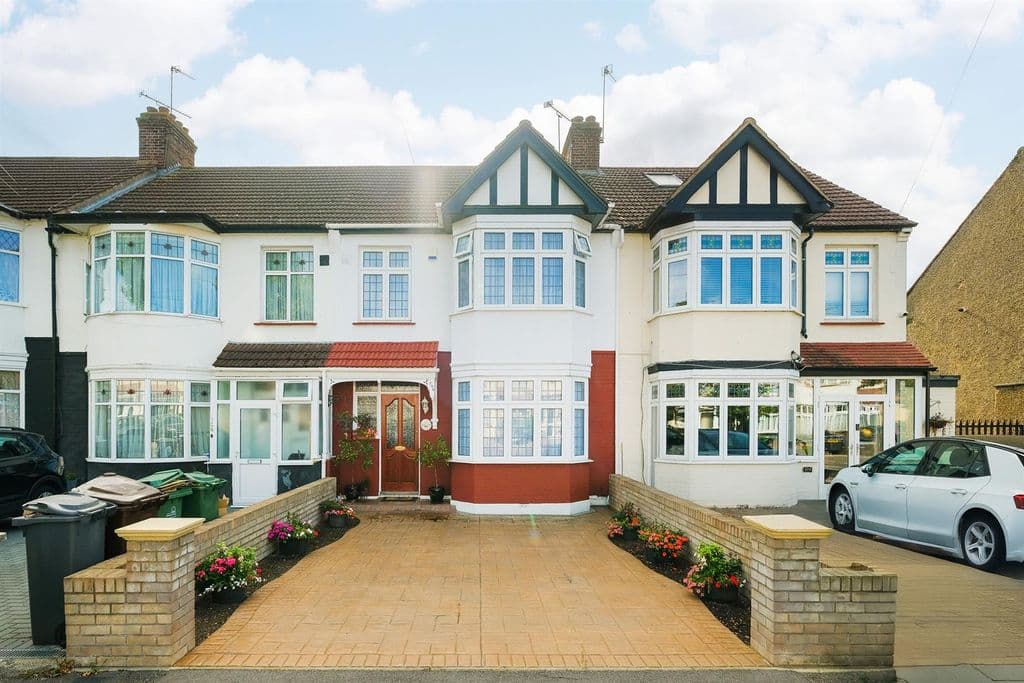 View property at Normanshire Drive, Chingford E4