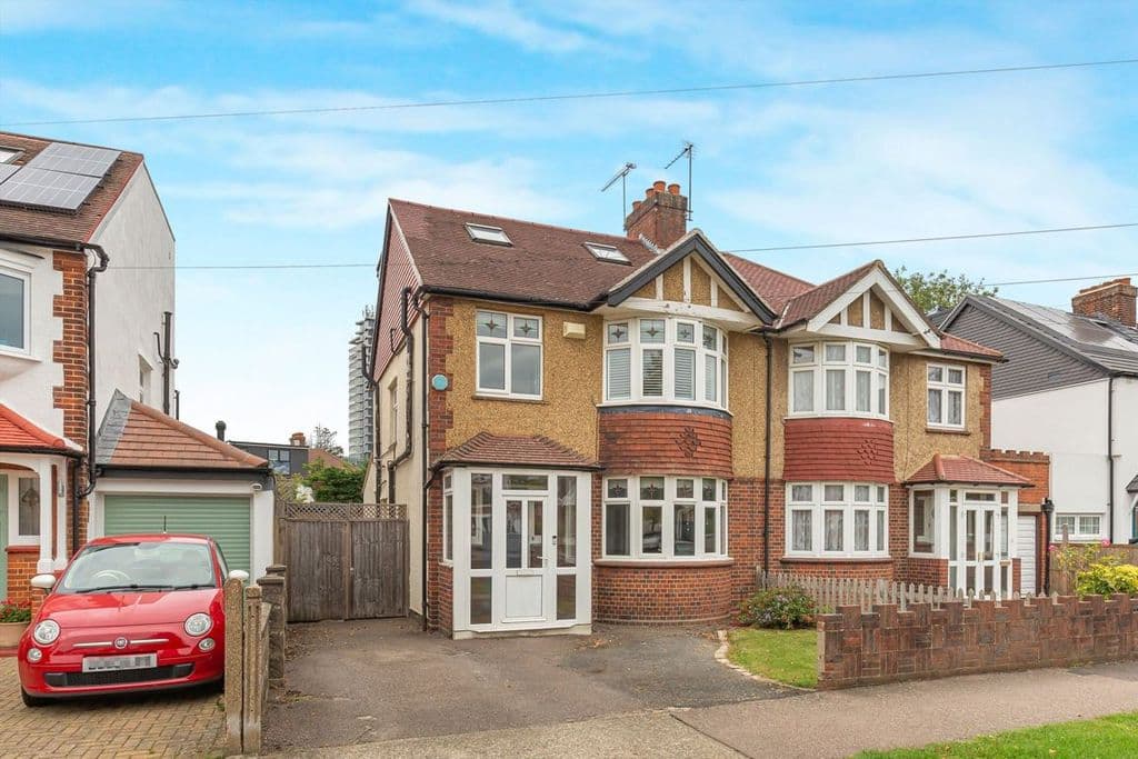 View property at Oakleigh Avenue, Surbiton KT6