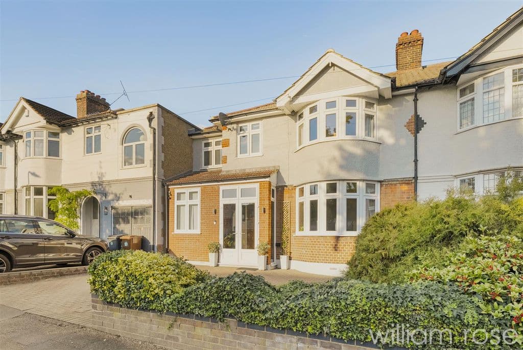 View property at Dale View Avenue, Chingford, London E4
