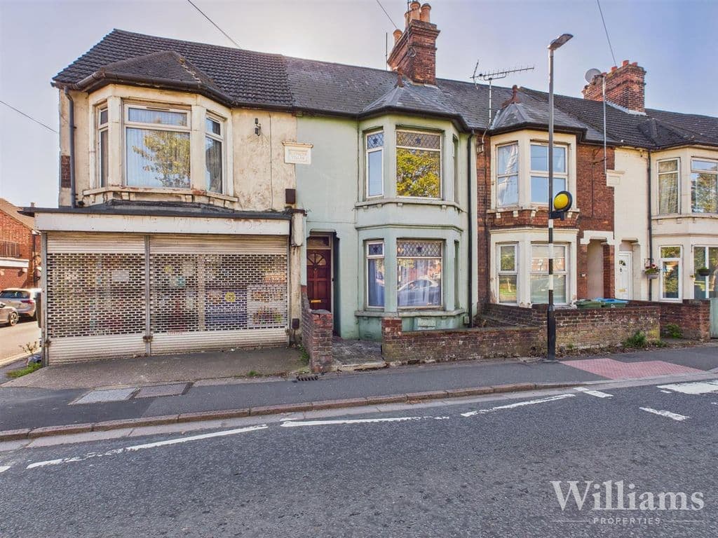 Stoke Road, Aylesbury HP21 - Image 1